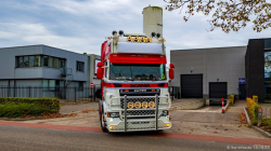 20251019-Tom-Holding-00043